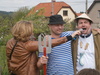 Kvůli hlasové indispozici byl zapotřebí mikrofon.
