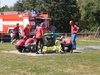 Muži při přípravě plata