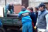 Kotel je po složitých manévrech konečně na valníku