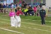 Denise a Verča na trase ve skákání v pytlích