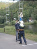Martin a Pavel zavěšují žebřík.
